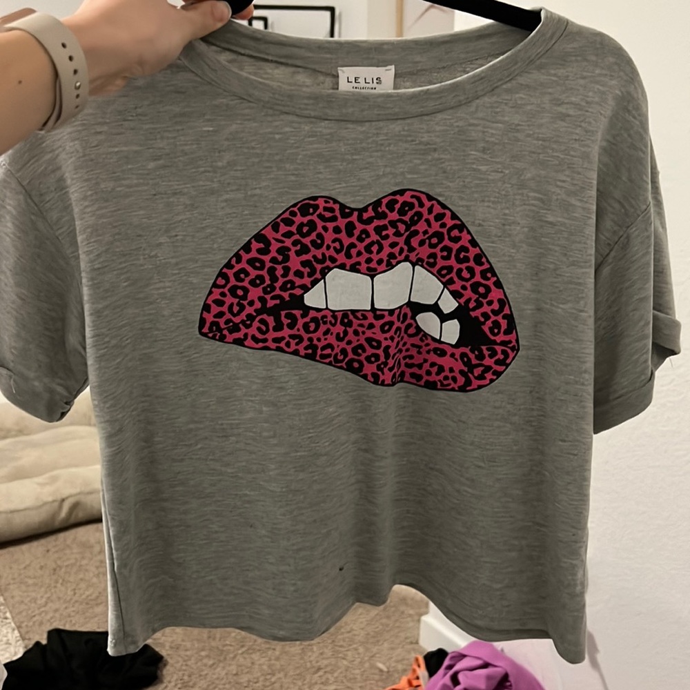 Cropped hot pink lips graphic t shirt